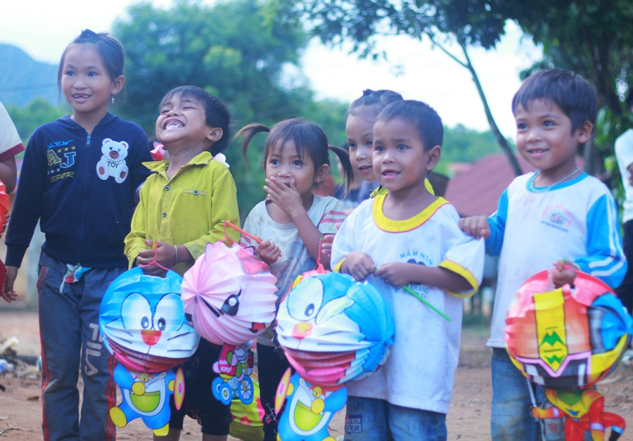 Những khuôn mặt rạng rỡ niềm vui, chăm chú theo dõi các hoạt động vui nhộn tại ngày hội.