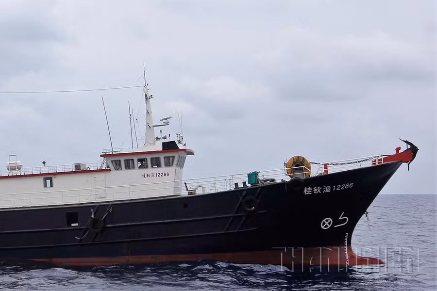 Tàu cá vỏ sắt Quế Khâm Ngư 12266 với hình dạng mũi nhọn, rất thuận lợi đâm va ẢNH: MAI THANH HẢI