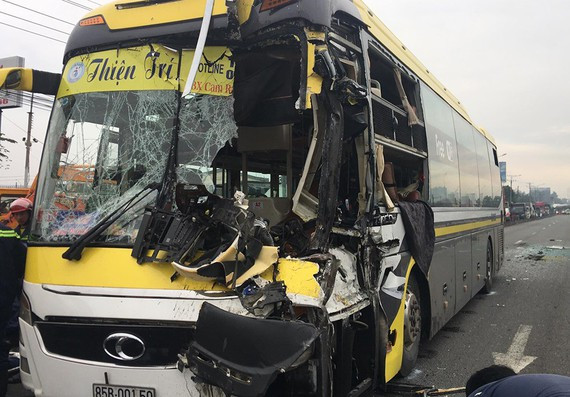 Chiếc xe khách tại hiện trường. Ảnh: VIẾT PHÓNG Chiếc xe khách tại hiện trường. Ảnh: VIẾT PHÓNG