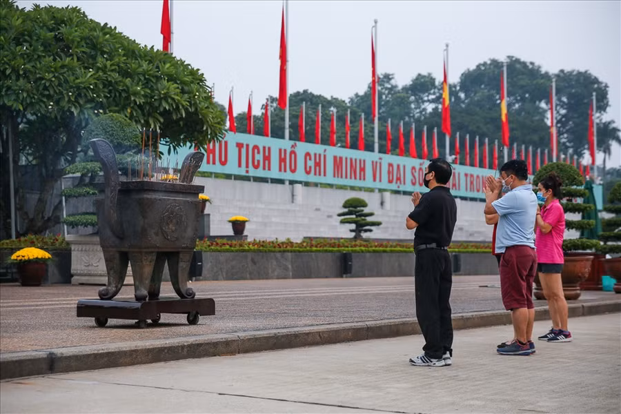  Nhiều người dân thắp nén hương trước Lăng viếng Chủ tịch Hồ Chí Minh. Bạn Bùi Ngọc Minh quê (Thái Bình) sinh viên đại học Bách Khoa chia sẻ: 