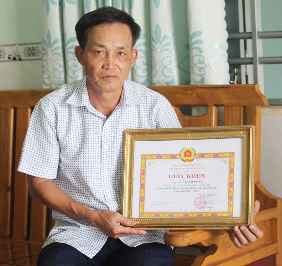 Ông Lê Đình Vừng được Ban Thường vụ Huyện ủy Chư Sê tặng giấy khen đảng viên hoàn thành xuất sắc nhiệm vụ 5 năm liền. Ảnh: Nguyễn Tú Ông Lê Đình Vừng được Ban Thường vụ Huyện ủy Chư Sê tặng giấy khen đảng viên hoàn thành xuất sắc nhiệm vụ 5 năm liền. Ảnh: N.T
