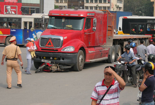 Mỗi năm có gần 10.000 người chết vì tai nạn giao thông. Mỗi năm có gần 10.000 người chết vì tai nạn giao thông.