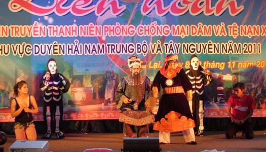 Bế mạc Liên hoan các đội tuyên truyền thanh niên về phòng, chống mại dâm và tệ nạn xã hội ảnh 1 Phấn thi tiểu phẩm rất ấn tượng của đội tuyên truyền viên tỉnh Khánh Hoà-đơn vị nhất toàn đoàn. Ảnh Lê Hoà