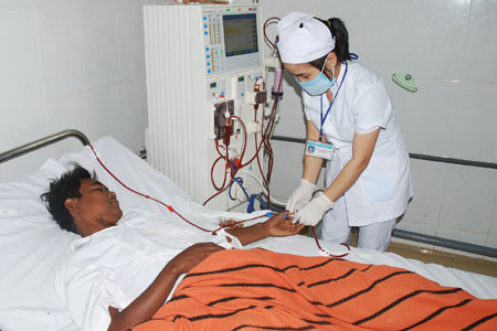 Bệnh nhân đang chạy thận tại Bệnh viện Đa khoa TP. Pleiku. Ảnh: Nguyễn Giác
