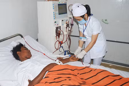 Bệnh nhân chạy thận tại Bệnh viện Đa khoa TP. Pleiku. Ảnh: Nguyễn Giác Bệnh nhân đang chạy thận tại Bệnh viện Đa khoa TP. Pleiku. Ảnh: Nguyễn Giác