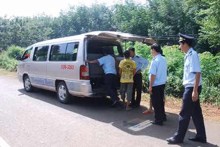 Kiểm tra hàng hóa tại khu vực cửa khẩu Đức Cơ. Ảnh: Nguyễn Giác Kiểm tra hàng hóa tại khu vực cửa khẩu Đức Cơ. Ảnh: Nguyễn Giác