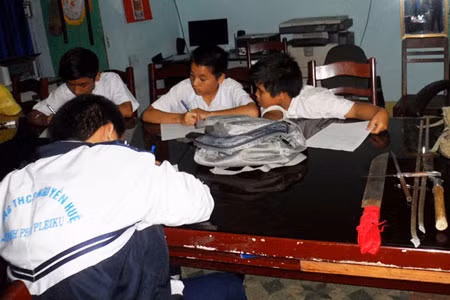 Các học sinh vi phạm. Ảnh: N.G