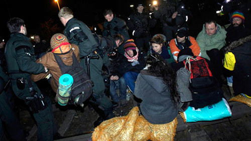 Cảnh sát Đức trục xuất người biểu tình khỏi đường ray xe lửa tại thị trấn Hassloch