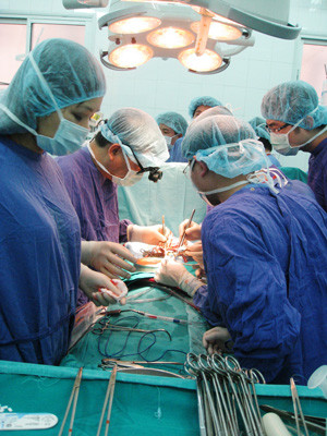 Các bác sĩ Bệnh viện Hữu nghị Việt Đức đang thực hiện một ca ghép gan lấy từ nguồn từ người chết não hiến tặng. Các bác sĩ Bệnh viện Hữu nghị Việt Đức đang thực hiện một ca ghép gan lấy từ nguồn từ người chết não hiến tặng.