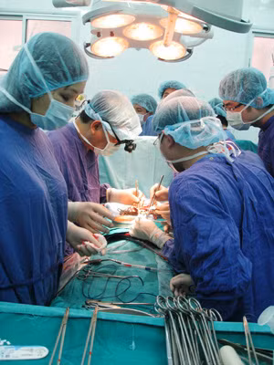 Các bác sĩ Bệnh viện Hữu nghị Việt Đức đang thực hiện một ca ghép gan lấy từ nguồn từ người chết não hiến tặng.