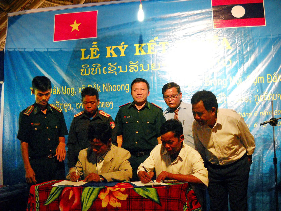 Trưởng thôn Đak Ung và Trưởng bản Brông Nọi ký kết nghĩa. Ảnh: Hoài Trần