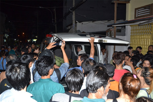 Nhiều người dân hiếu kỳ tập trung để theo dõi vụ việc. Nhiều người dân hiếu kỳ tập trung để theo dõi vụ việc.