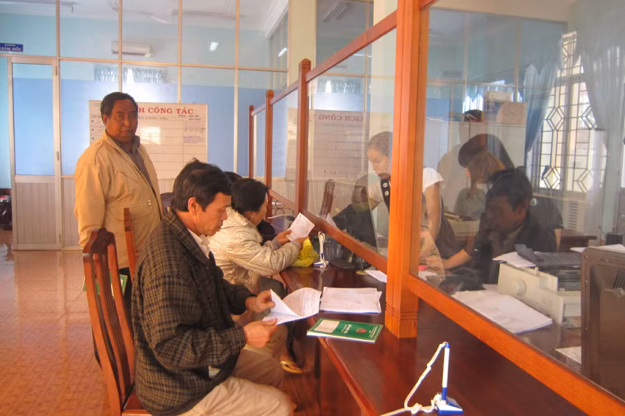 Khách hàng thuộc chương trình học sinh-sinh viên huyện Đak Đoa. Ảnh: Sơn Ca