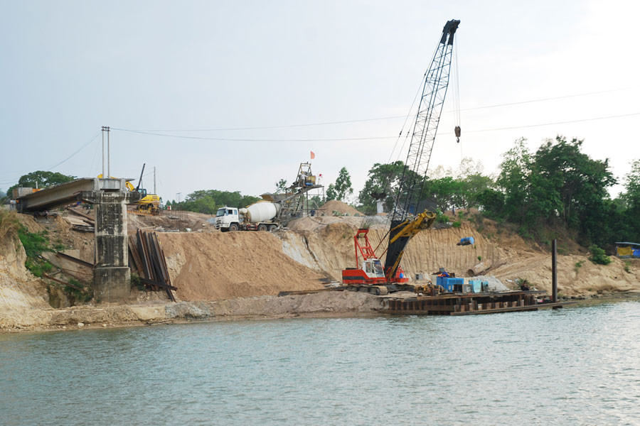 Thi công công trình cầu Phú Cần (huyện Krông Pa). Ảnh: Nguyễn Giác
