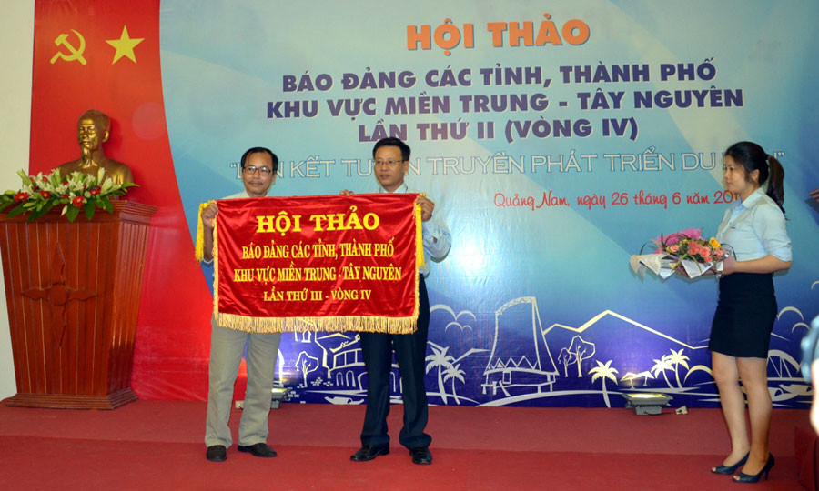 Trao cờ đăng cai Hội thảo cho Báo Kon Tum. Ảnh: Tiến Dũng Trao cờ đăng cai Hội thảo cho Báo Kon Tum. Ảnh: Tiến Dũng