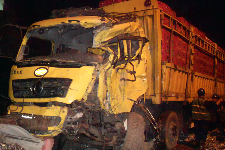 Xe tải chở bia bẹp dúm đầu. Ảnh: Nguyễn Xuân