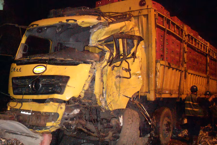 Xe tải chở bia bẹp dúm đầu. Ảnh: Nguyễn Xuân