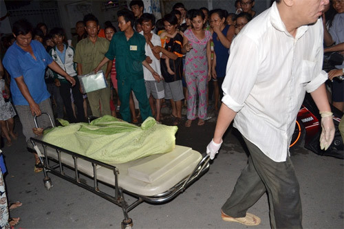 Thi thể nạn nhân Nguyễn Văn Tâm được đưa đi. Thi thể nạn nhân Nguyễn Văn Tâm được đưa đi.
