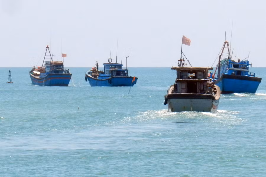 Tàu thuyền Quảng Ngãi đánh bắt theo tổ đội. Ảnh: Trường An