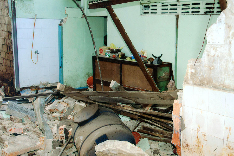 Bức tường riêng nhà ông Hoàng bị sập đổ hoàn toàn. Ảnh: L.H Bức tường riêng nhà ông Hoàng bị sập đổ hoàn toàn. Ảnh: L.H