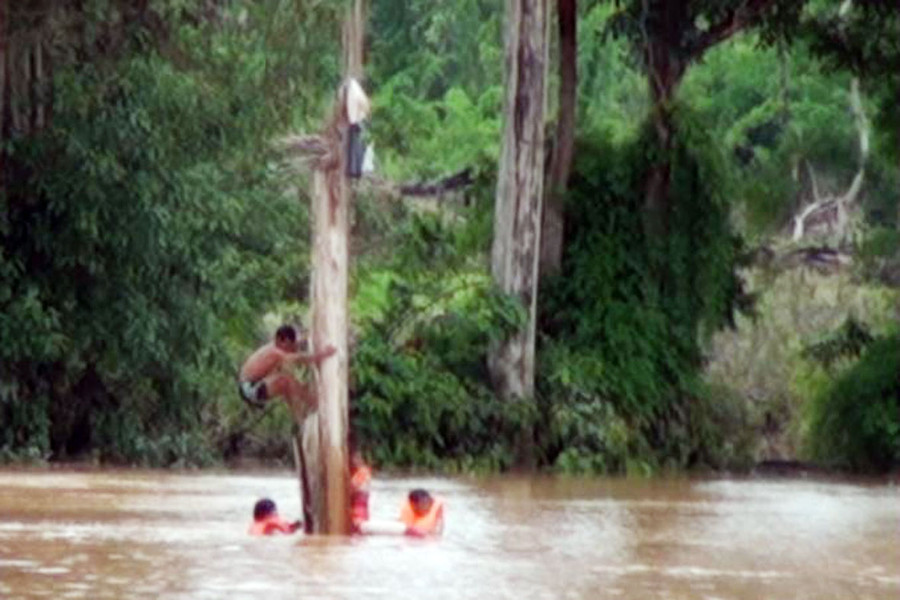 Puih Ơnh được Bộ đội Biên phòng cứu khi đang trèo cây tránh lũ. 