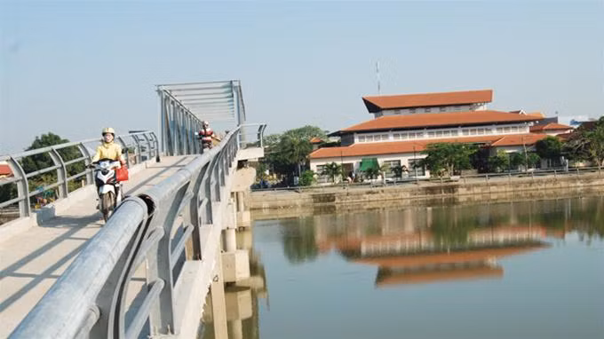 Cây cầu, ngôi chợ, bờ kè và hoa viên mới được xây nằm gần khu di tích vạn Đông Yên bên dòng Trà Bồng, cách nhà cũ của nhà thơ Tế Hanh chừng vài trăm mét.