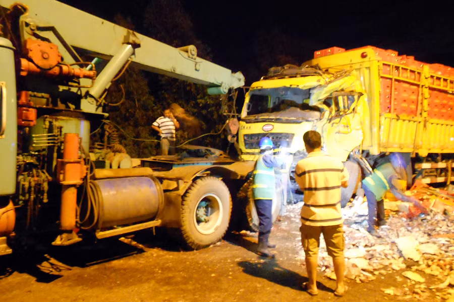  Thu dọn hiện trường để lưu thông phương tiện. Ảnh: Nguyễn Xuân