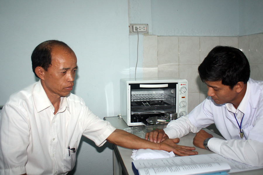 Sau lễ khai trương, Phòng Chẩn trị Đông y đã tổ chức khám-chữa bệnh cho những bệnh nhân đầu tiên. Ảnh: Thu Huế