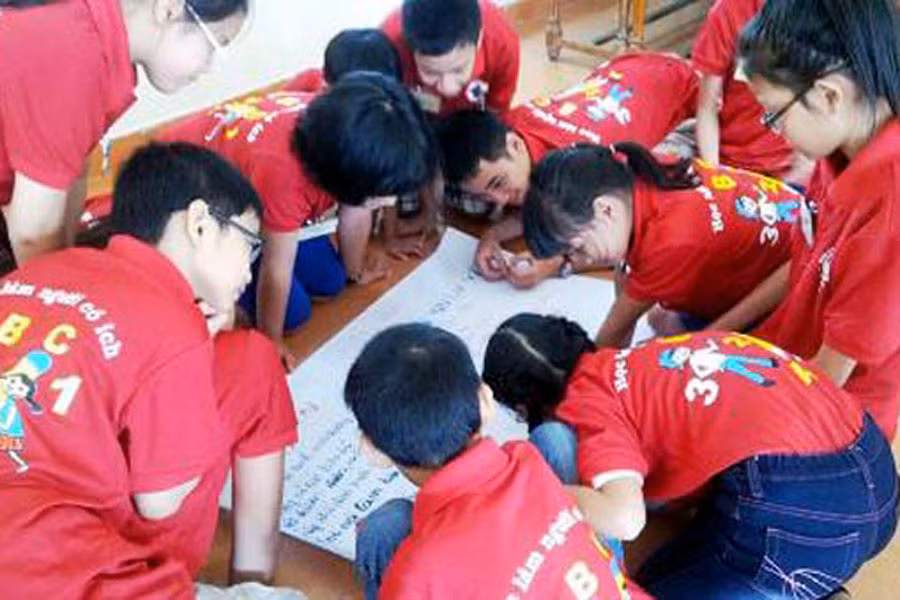 Các học viên hăng hái các hoạt động trong khuôn khổ chương trình học làm người có ích. Ảnh: Bùi Oanh