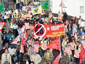 Hàng ngàn người tuần hành trên các đường phố ở Enniskillen biểu tình phản đối Hội nghị cấp cao G-8.