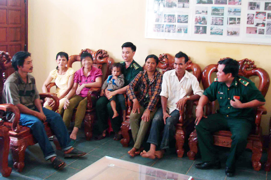 Những người dân may mắn được bộ đội cứu thoát lũ dữ.