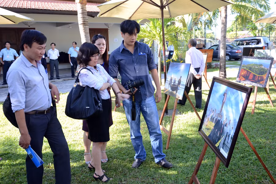 Tham quan triển lãm ảnh báo chí. Ảnh: Tiến Dũng Tham quan triển lãm ảnh báo chí. Ảnh: Tiến Dũng