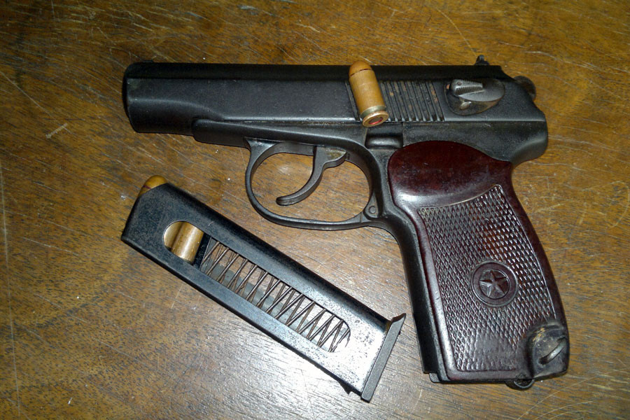 Khẩu súng quân dụng (K59) bà con nhặt tại hiện trường. Ảnh: Hoài Trần Khẩu súng quân dụng (K59) bà con nhặt tại hiện trường. Ảnh: Hoài Trần