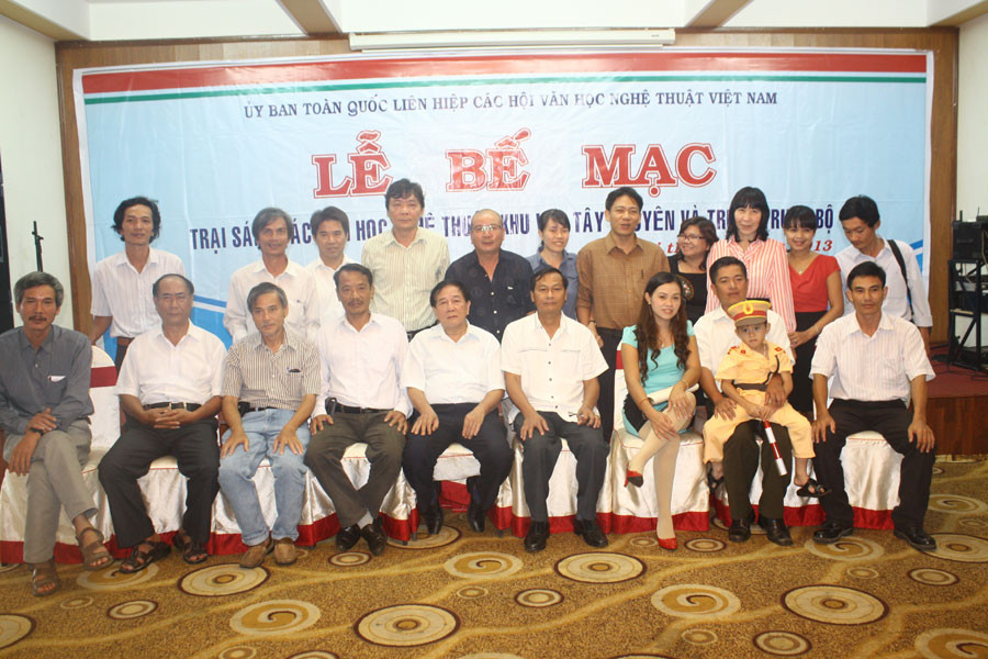 Các văn nghệ sĩ chụp ảnh lưu niệm trong ngày bế mạc trại sáng tác. Ảnh T.B Các văn nghệ sĩ chụp ảnh lưu niệm trong ngày bế mạc trại sáng tác. Ảnh T.B