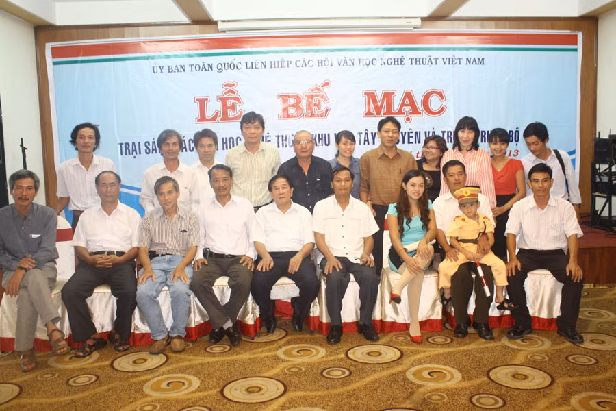 Các văn nghệ sĩ chụp ảnh lưu niệm trong ngày bế mạc trại sáng tác. Ảnh T.B