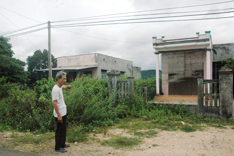 Căn nhà bên phải của anh Hậu-chị Dung xây trên mảnh đất mà theo hợp đồng đầu tiên đã phải thuộc về ông Đại. Ảnh: L.V.N Căn nhà bên phải của anh Hậu-chị Dung xây trên mảnh đất mà theo hợp đồng đầu tiên đã phải thuộc về ông Đại. Ảnh: L.V.N