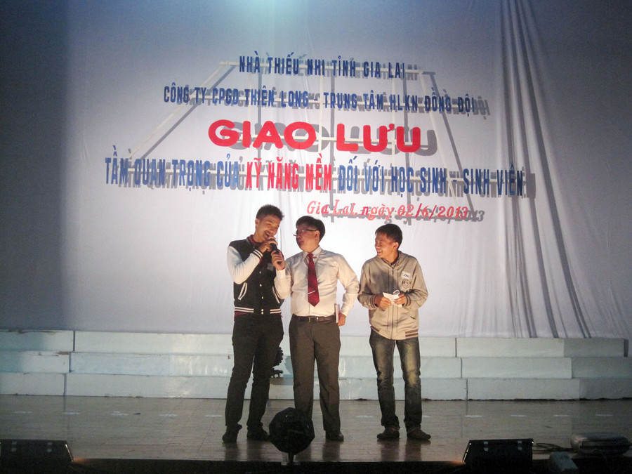 Tham gia trò chơi kỹ năng. Ảnh: Hồng Thi