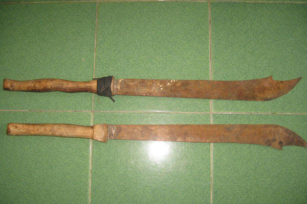 2 mã tấu là số ít trong tập hợp hung khí các đối tượng dùng để truy sát gia đình ông Châu đang được Công an huyện thu giữ. Ảnh: Đức Phương 2 mã tấu là số ít trong tập hợp hung khí các đối tượng dùng để truy sát gia đình ông Châu đang được Công an huyện thu giữ. Ảnh: Đức Phương