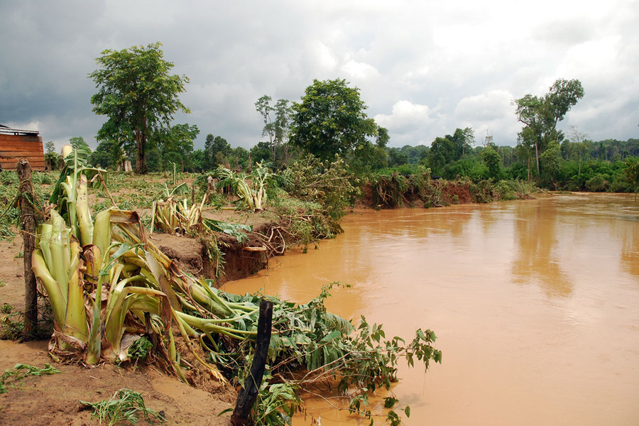 Một đoạn bờ sông tại làng Ó bị sạt lở khi đập thủy điện bị vỡ. Ảnh: Nguyễn Giác