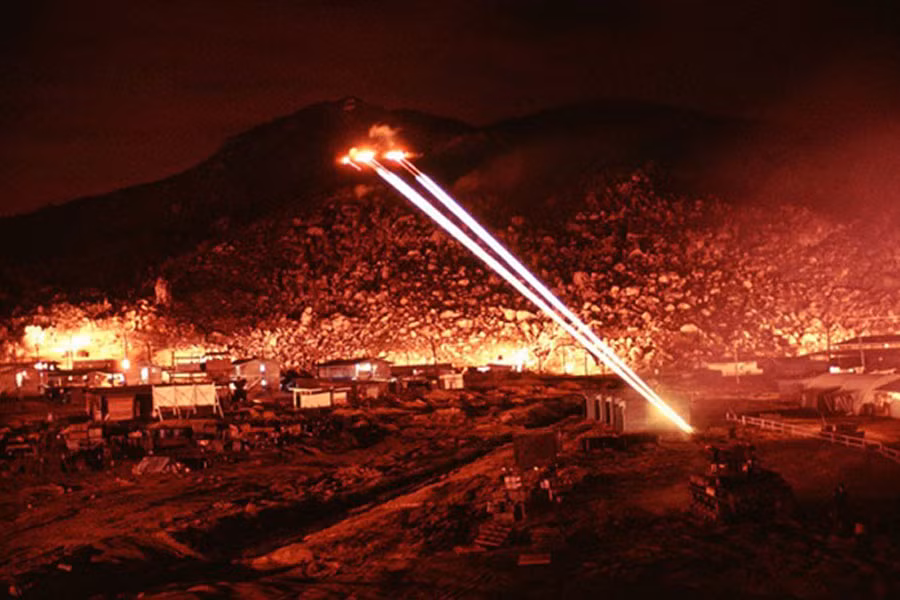 Đường lửa được bắn từ một xe tăng M42