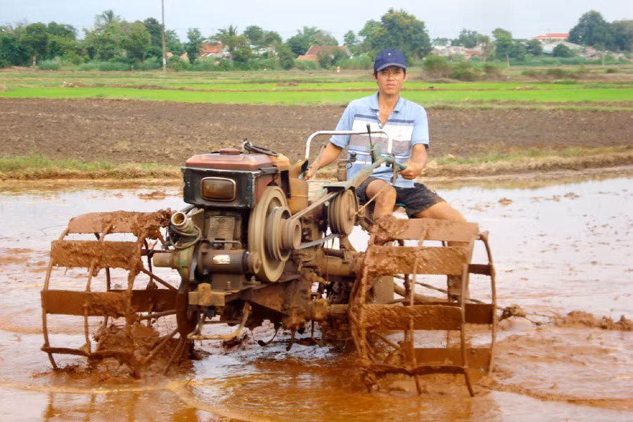 Làm đất chuẩn bị gieo trồng vụ mùa. Ảnh: N.D