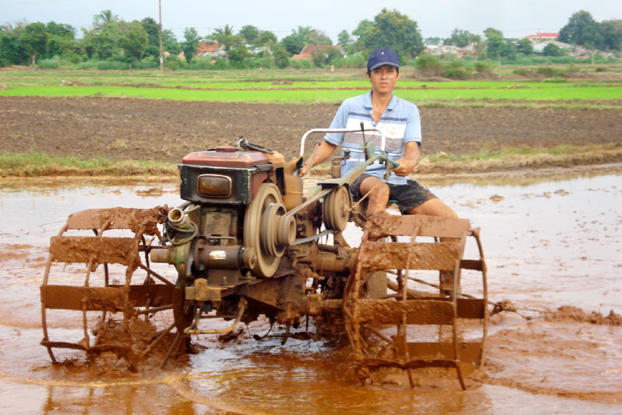 Làm đất chuẩn bị gieo trồng vụ mùa. Ảnh: N.D Làm đất chuẩn bị gieo trồng vụ mùa. Ảnh: N.D