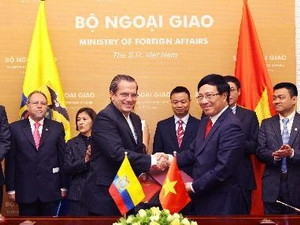 Bộ trưởng Ngoại giao VN Phạm Bình Minh và Bộ trưởng Ngoại giao, Di dân Ecuador Ricardo Patino Aroca ký các văn kiện hợp tác. Bộ trưởng Ngoại giao VN Phạm Bình Minh và Bộ trưởng Ngoại giao, Di dân Ecuador Ricardo Patino Aroca ký các văn kiện hợp tác.