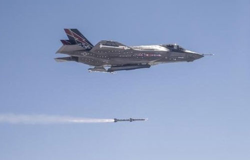 Chiếc tiêm kích tàng hình đa năng F-35 lần đầu bắn thử tên lửa.