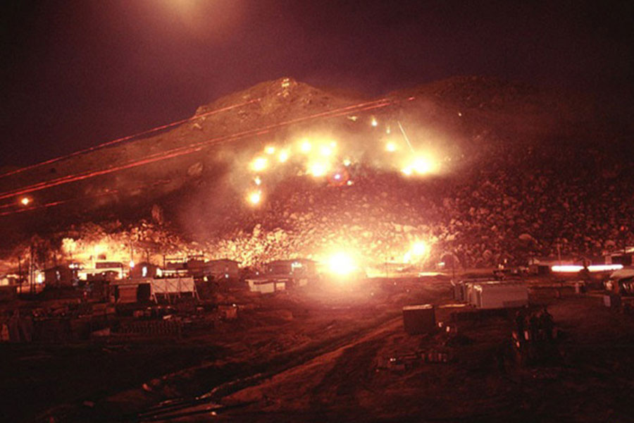 Lính Mỹ đang cố bắn lính Việt Nam trên núi.