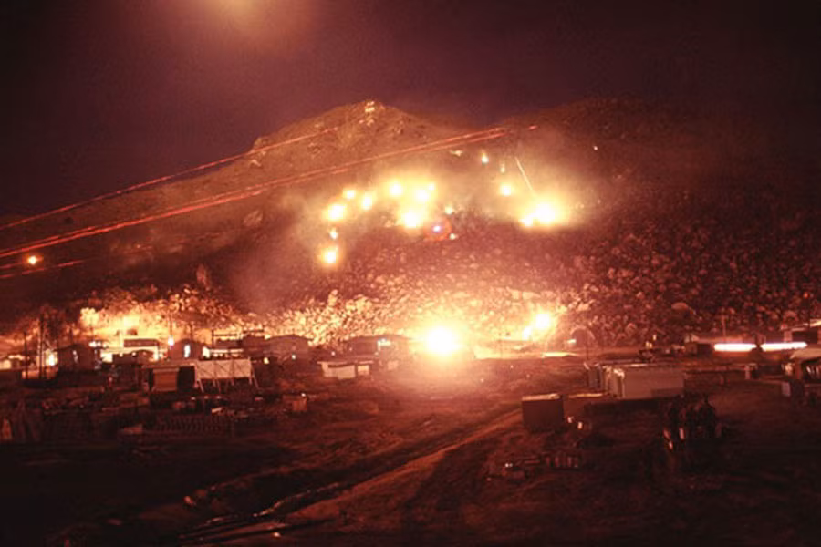 Lính Mỹ đang cố bắn lính Việt Nam trên núi.