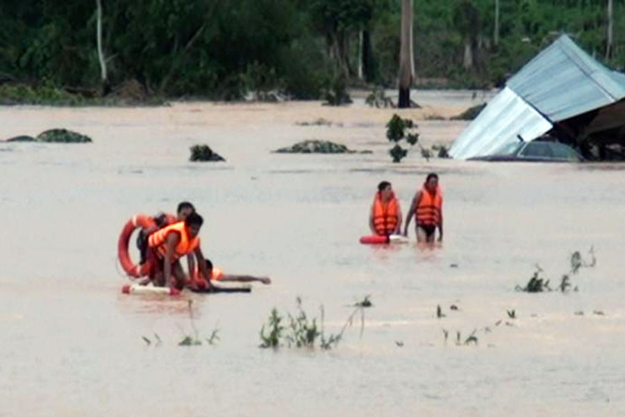 Bộ đội cứu dân bị nạn đưa đến nơi an toàn.