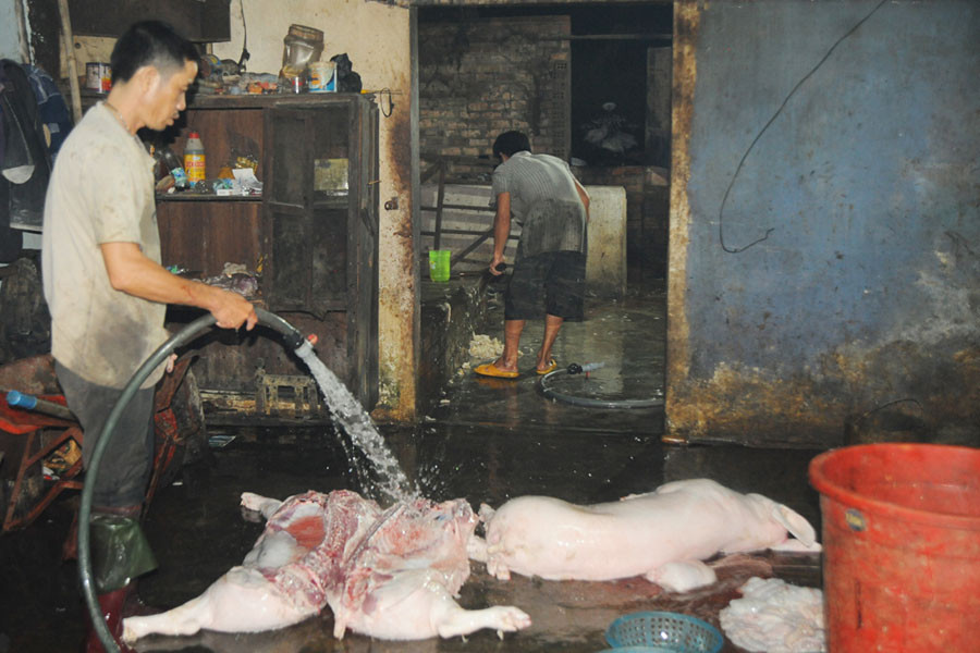 Một điểm giết mổ gia súc tại thị xã An Khê. Ảnh: N.G