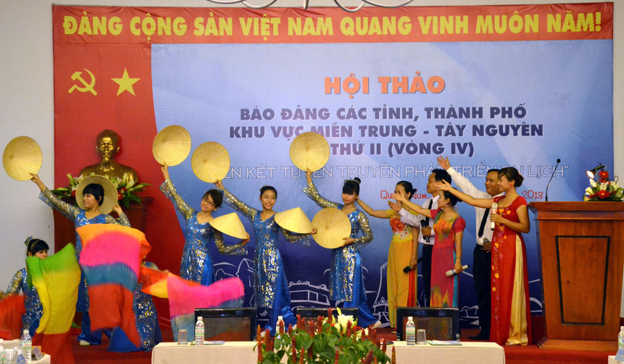Biểu diễn văn nghệ chào mừng Hội thảo. Ảnh: Tiến Dũng Biểu diễn văn nghệ chào mừng Hội thảo. Ảnh: Tiến Dũng