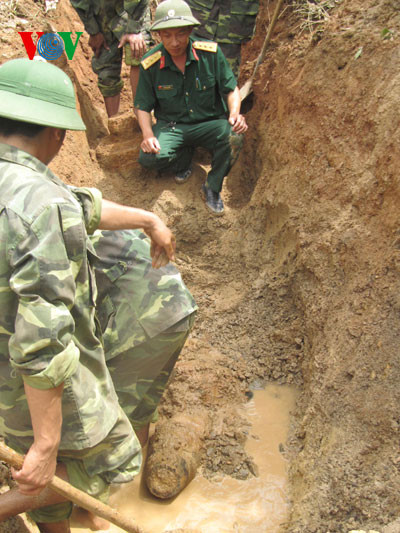 Đội rà phá bom mìn số 1 tiến hành xử lý an toàn quả bom.  Đội rà phá bom mìn số 1 tiến hành xử lý an toàn quả bom.